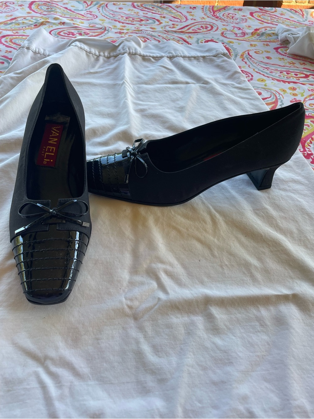 Van Eli East Black Fabric Croc Pattern Glossy Toe Bow Low Block Heel Pumps 8M 🖤